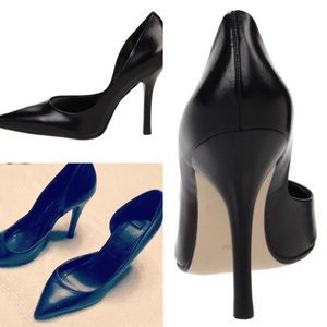 ✌️A sleek black leather pointed toe 4 inch heel😎